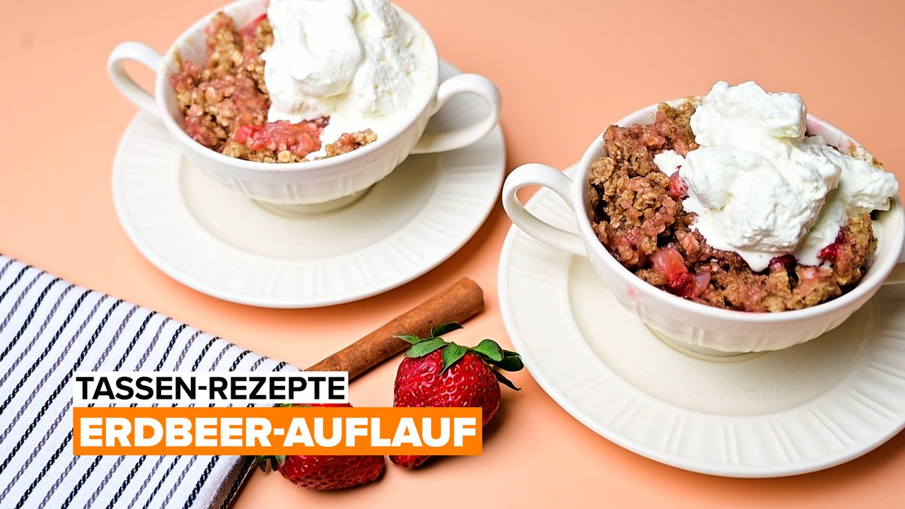 Leckerer erdbeer-auflauf aus der tasse
