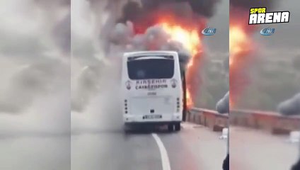 Futbolcuları taşıyan otobüs cayır cayır yandı!