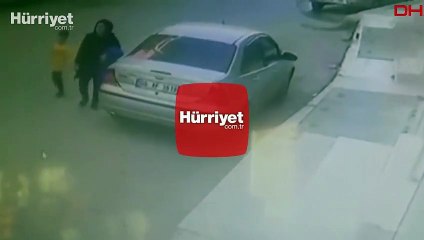 Anne ve oğlu römorkun altında kalmaktan son anda kurtuldu