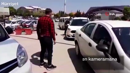 Kalpazanlar kendilerini görüntüleyen kameramana uçan tekme ile saldırdı