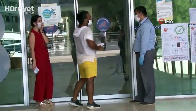 Sınavı 1 dakikayla kaçıran genç kız, yarım saat boyunca gözyaşı döktü