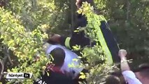 Takla atan araçtan fırlayan yolcu ağaçta asılı kaldı