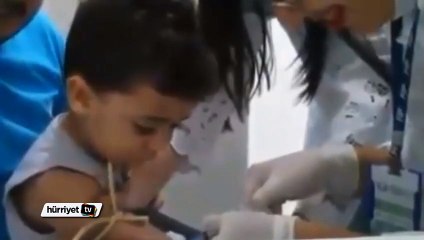 Oğlu iğne olurken ağlayan baba