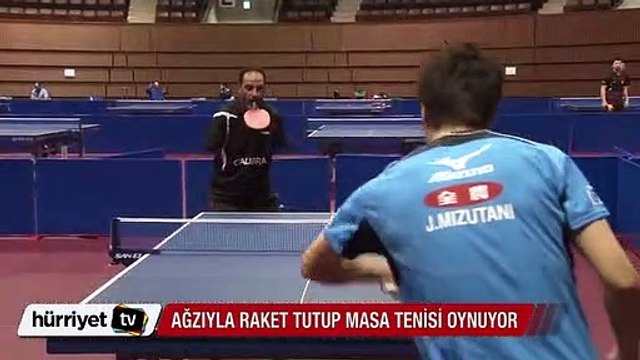 Masa tenisçisi Hamaditu ağzıyla raket tutup masa tenisi oynuyor
