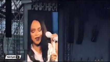 Ünlü şarkıcı bir anda ağlamaya başladı