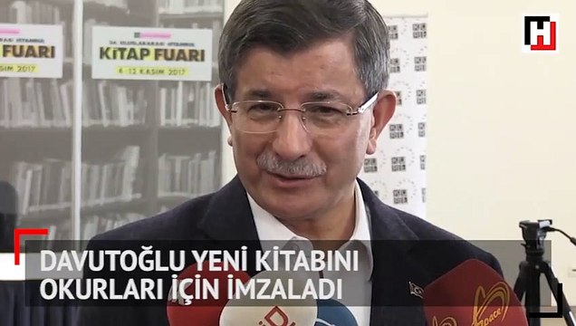 Davutoğlu yeni kitabını okurları için imzaladı
