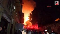 Fatih'te 3 katlı ahşap binada yangın