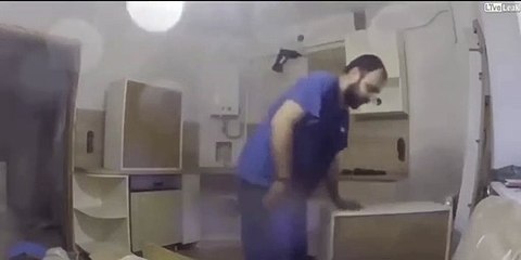 Ce plombier va faire une grosse bêtise et inonder la maison