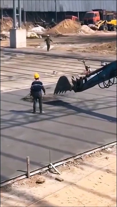 Ce qu'il fait avec sa pelleteuse est assez dingue... précis