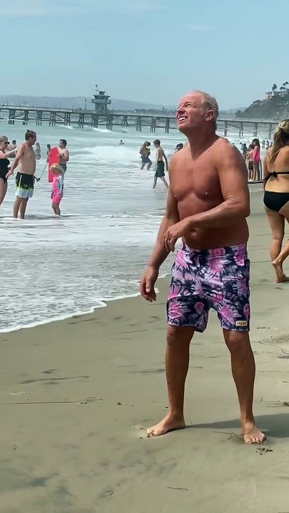 Ce qu'il fait avec son frisbee est dingue