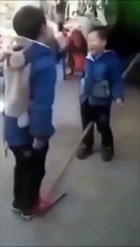 Ces 2 enfants ont trouvé un jeu assez douloureux... même pas mal