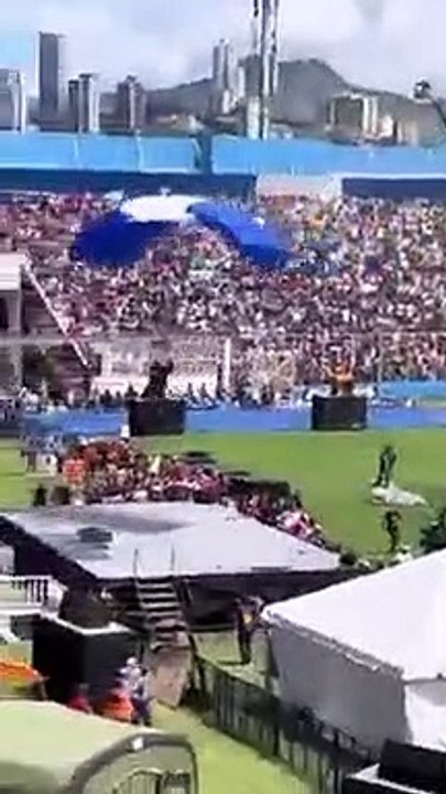 2 parachutistes se ratent à l'atterrissage pendant la fête d'independance au honduras