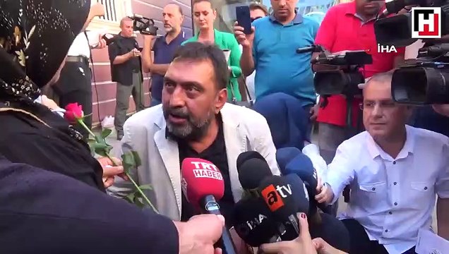 Sinema oyuncusu Ahmet Yenilmez'den HDP önünde oturma eylemi yapan ailelere destek ziyareti