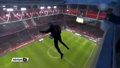 Stadyumun çatısından paraşütle atladı