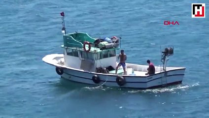 Sinop'ta alabora olan kayıktaki aile, kıyıya yüzerek çıktı