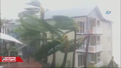 Kuvvetli rüzgar ve yağmur Avustralya Airlie Plajını vurdu