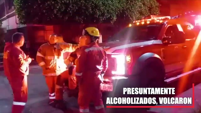 Un automóvil chocó a otro que estaba estacionado y terminó volcado; el conductor estaba alcoholizado