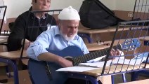 Müzik aşkı 80 yaşından sonra gitarist yaptı