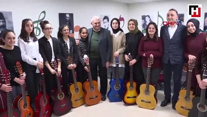 Binali Yıldırım, gençlerin şarkılarına eşlik etti, ders dinledi