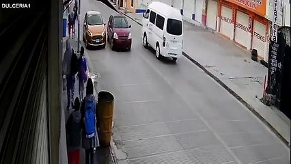 Cámaras graban el momento que niño es arrebatados de las manos de su madre