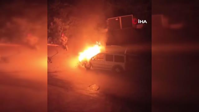 Pendik'te park halindeki hafif ticari araç alev alev böyle yandı