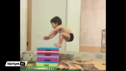 Küçük çocuktan akrobatik hareketler