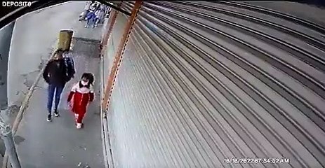 Cámaras graban el momento que niño es arrebatados de las manos de su madre