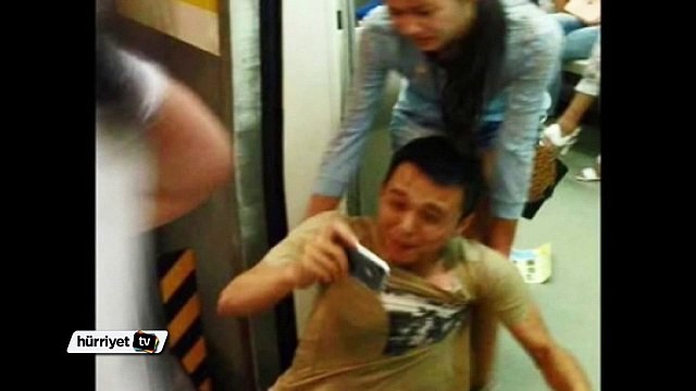 Telefon bağımlısı sevgilisini yerlerde sürükledi