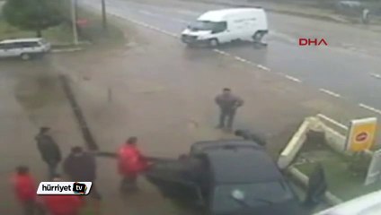 Akaryakıt istasyonundaki kaza güvenlik kamerasında