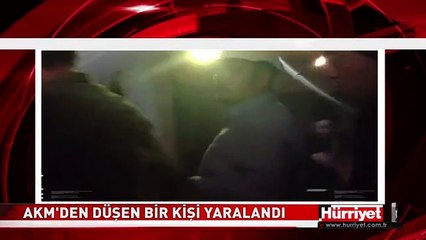 下载视频: TAKSİM'DE AKM'DEN DÜŞEN BİR KİŞİ YARALANDI! GEZİ PARKI OLAYLARI