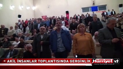 AKIL İNSANLAR TOPLANTISINDA OLAY! İSTİKLAL MARŞI SÖYLENİRKEN AYAĞA KALKMADILAR