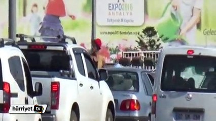 Kırmızı ışıkta akrobasi şov