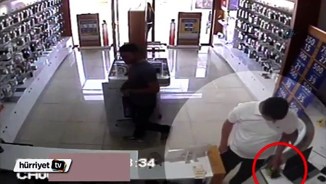 Cep telefonu çalarken kameraya yakalandılar