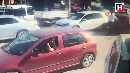 Satıp parasını alamadığı otomobilini iterek kaçırırken güvenlik kamerasına yakalandı