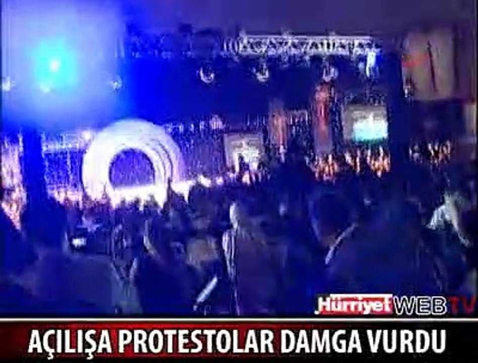AÇILIŞA PROTESTOLAR DAMGA VURDU