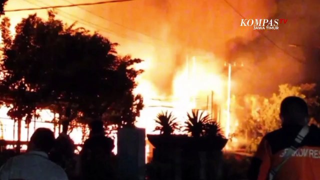 Kebakaran Pabrik Kayu Pasuruan, Gardu Listrik Ikut Dilalap Api