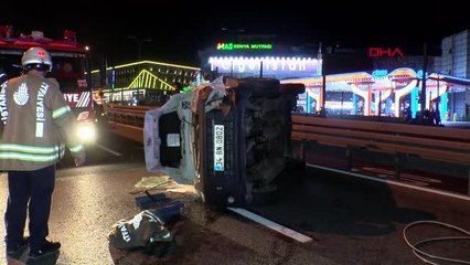 KÜÇÜKÇEKMECE'DE OTOMOBİLLE ÇARPIŞAN HAFİF TİCARİ ARAÇ DEVRİLDİ