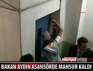BAKAN ASANSÖRDE MAHSUR KALDI