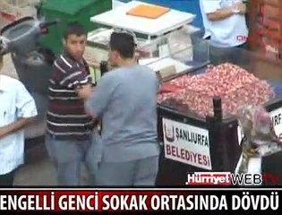 ENGELLİ GENCİ SOKAK ORTASINDA DÖVDÜ
