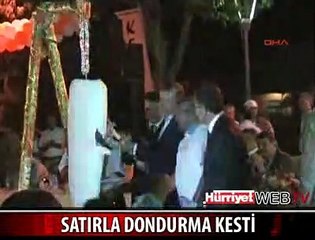 BAŞBAKAN SATIRLA DONDURMA KESTİ