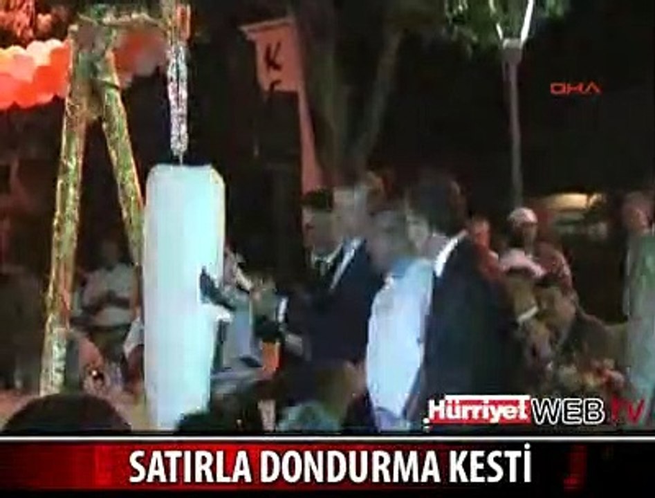 BAŞBAKAN SATIRLA DONDURMA KESTİ