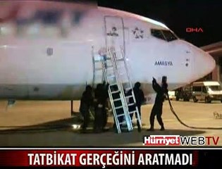 POLİSLER UÇAĞA ANİDEN GİRDİ