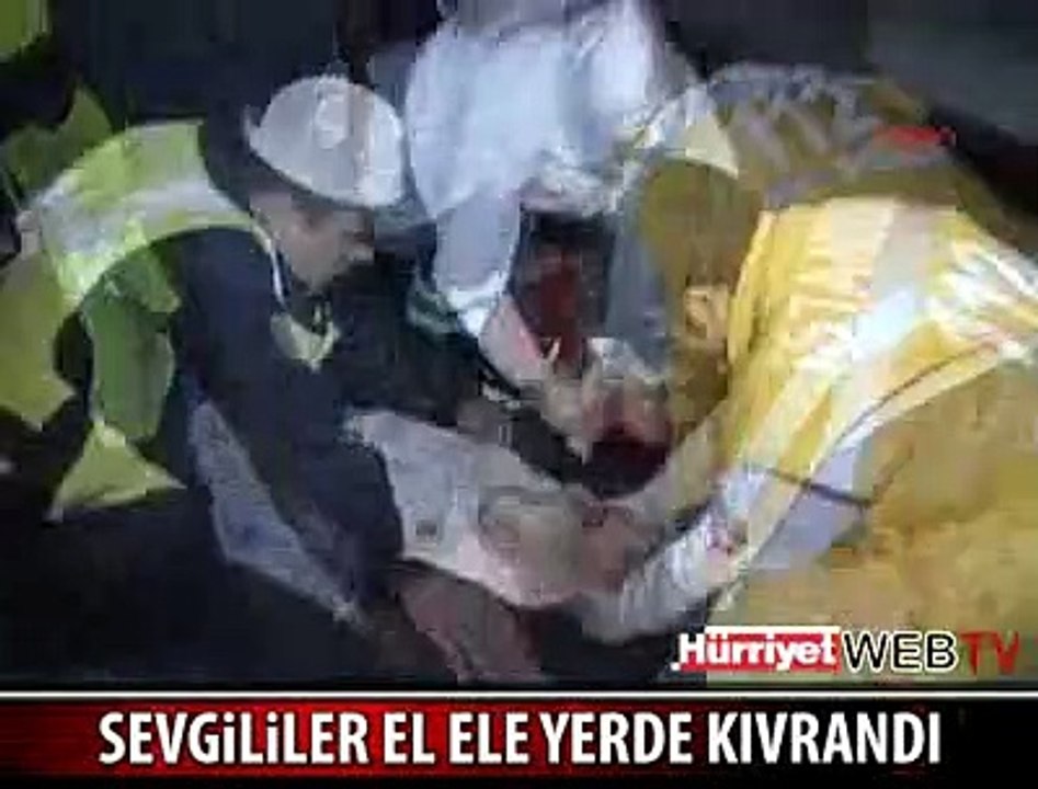 SEVGİLİLER EL ELE AMBULANS BEKLEDİ