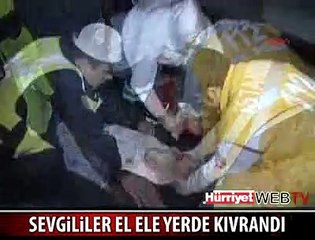 SEVGİLİLER EL ELE AMBULANS BEKLEDİ