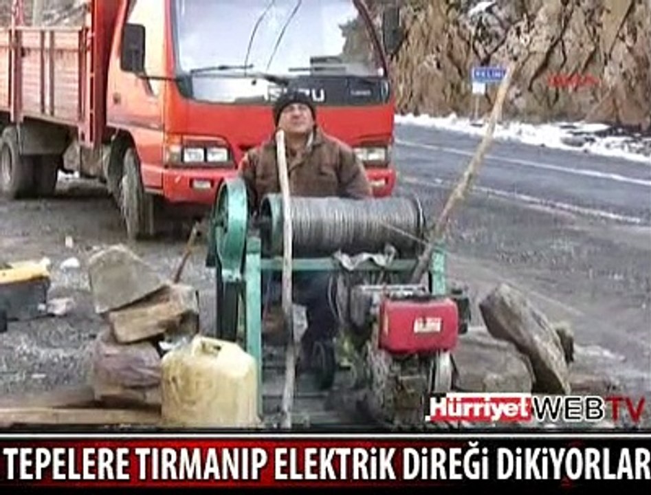 TEPEYE TIRMANIP ELEKTRİK DİREĞİ DİKİYORLAR