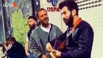 Erkan Kolçak Köstendil sokak müzisyenleriyle şarkı söyledi