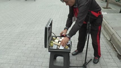 Eskişehir haberleri... Eskişehir'in sanat güneşi mikrofon dolu çantasını yanından ayırmıyor