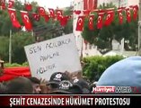 ŞEHİT CENAZESİNDE HÜKÜMET PROTESTOSU