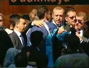 ERDOĞAN'I FİLİSTİNLİLER ALNINDAN ÖPTÜ