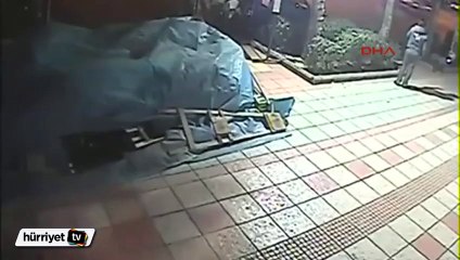 Otomobilin çarptığı yaya metrelerce havaya fırladı